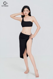 Bikini cạp thấp lệch vai kèm chân váy đen