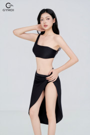 Bikini cạp thấp lệch vai kèm chân váy đen