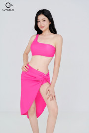 Bikini cạp thấp lệch vai kèm chân váy hồng