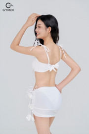 Bikini cạp thấp kèm chân váy phối hoa 3D trắng