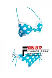 Bikini xanh chấm bi trắng